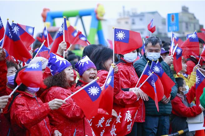 苗栗县政府在苑里镇举办的元旦升旗典礼吸引了数千位民眾参加。活动现场不仅有升旗仪式，还有精彩表演和摸彩抽奖，气氛热烈。（吕丽甄摄）