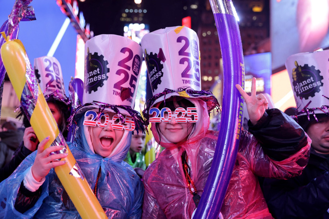 民眾在纽约时报广场上迎接2025。（路透社）