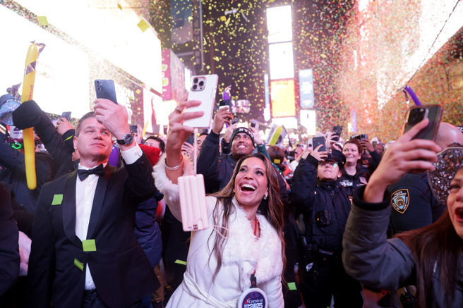 民眾在纽约时报广场上迎接2025，彩纸飘扬。（路透社）