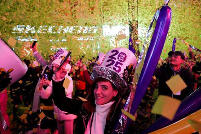 民眾在纽约时报广场上迎接2025，彩纸飘扬。（路透社）