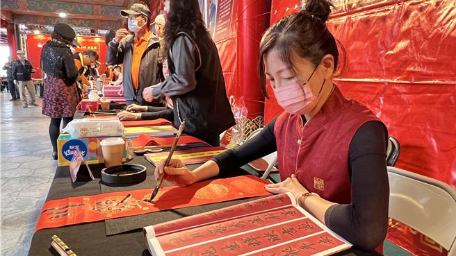 南鲲鯓代天府元旦办「写春联、赠春联」活动，今年已迈入第8年。（张毓翎摄）