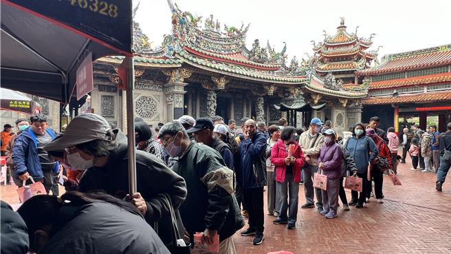 南鲲鯓代天府今天举办「写春联、赠春联」活动，香客参与踊跃。（张毓翎摄）