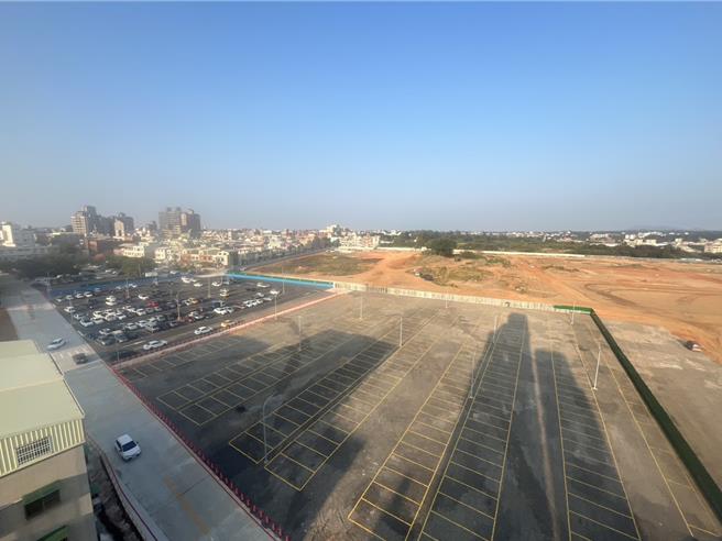 金门金城民生停车场C区500格小客车停车位，目前停车率大约5成，乡亲可多加利用周围替代道路进出，缓解周边道路尖峰时段之交通雍塞问题。(图／金门县政府提供)