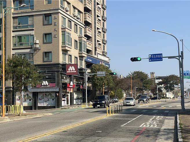 金门县府已针对通往民生停车场C区各路口增设停车场指引标示牌，以有效缓解上下班交通壅塞问题。(图／金门县政府提供)