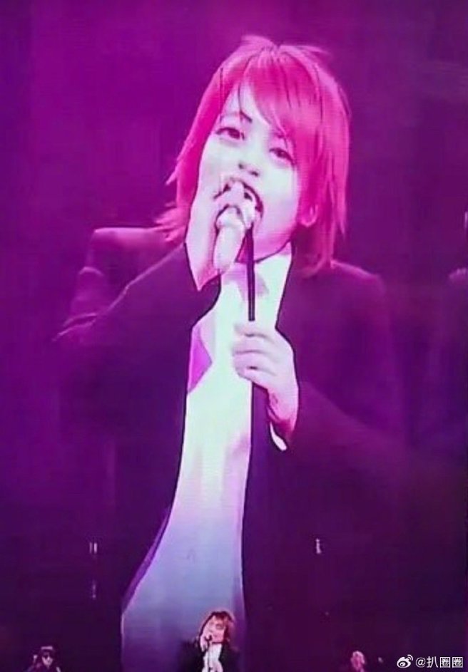 电视台以AI技术融合舞台，却让萤幕上的伍佰失真。（图／翻摄微博）