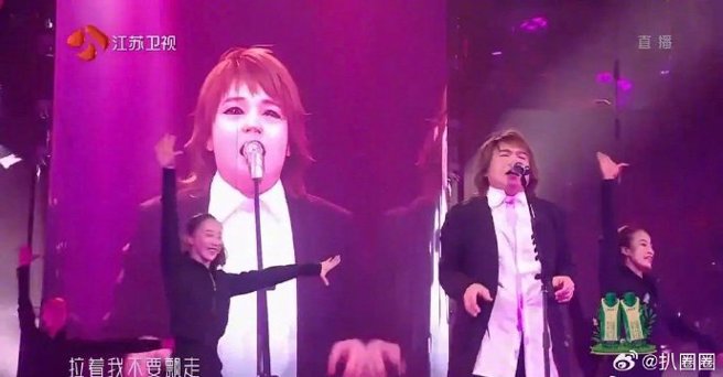 画面对比站在舞台上的伍佰本人，差距非常大。（图／翻摄微博）