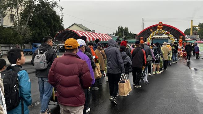 南投紫南官元旦發送錢母吸引大批民眾前往排隊領取。（民眾提供／馮惠宜南投傳真）