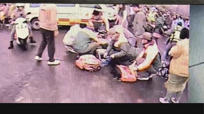 南投紫南官元旦發送錢母，傳出有婦人昏厥的意外。（民眾提供／馮惠宜南投傳真）