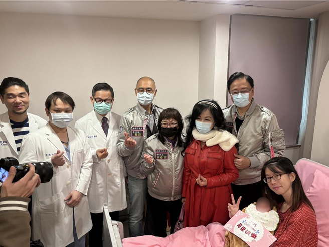 2025年首日桃園市截至下午1時，共35位元旦寶寶，市長張善政與夫人張琦雅一同至中壢區宏其婦幼醫院探視元旦寶寶及產婦。（廖姮玥攝）