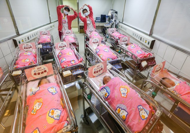 2025年元旦桃園市截至下午1時，共35位元旦寶寶，宏其婦幼醫院院長張紅淇表示，今天中午已接生元旦寶寶9位，其中剖腹產2位，目前尚有6名產婦待產中，院方預估總計今日將迎接元15位旦寶寶，且院方近年更設置智慧產房、智慧病房系統，確保孕產婦安全。（陳麒全攝）