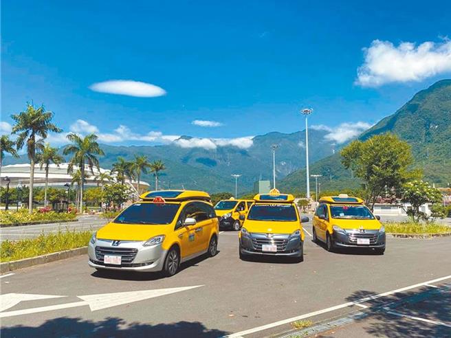 花蓮愛心計程車，除提供身心障礙者友善乘車服務，去年3月加入服務長輩搭乘，反應好，縣府持續招募計程車投入服務行列。（本報資料照片）