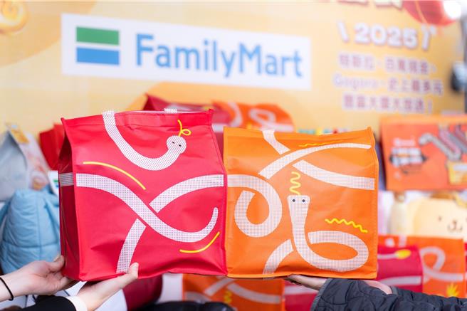 全家2025年开运福袋限量65万组，每袋售价249元，内容物包含价值百元的零食饮料，凭附赠饮料提袋QR Code再享咖啡优惠。（吴松翰摄）