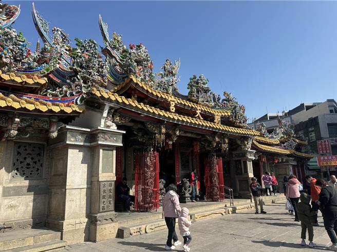 为了让游客拜拜更容易，云林县府今年农历春节起将开办环北港镇接驳公车。（周丽兰摄）