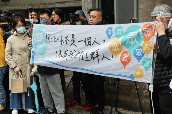 民眾党1日举行扩大中央委员会议讨论党主席辞职事宜，支持者在楼下拉起标语表达支持柯文哲。（姚志平摄）