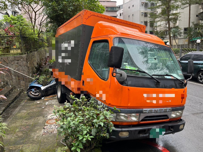 台北市一辆物流车疑似未拉手煞车，导致车辆突然下滑，驾驶当时在后车厢卸货，急忙跳车惨遭车辆辗压受伤。（翻摄画面）