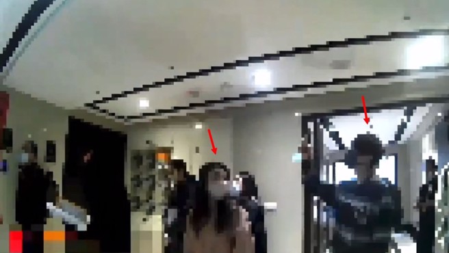 蔡阿嘎夫妻（紅箭頭）與警方到蘿拉住所準備強制執行。（翻攝畫面）