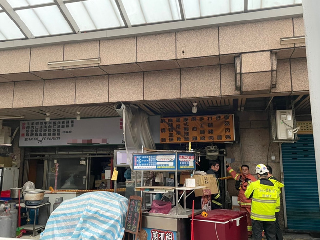 三重汤城园区内一楼的小吃店发生火警，初步研判是仓库内疑似电线走火导致。（翻摄画面）