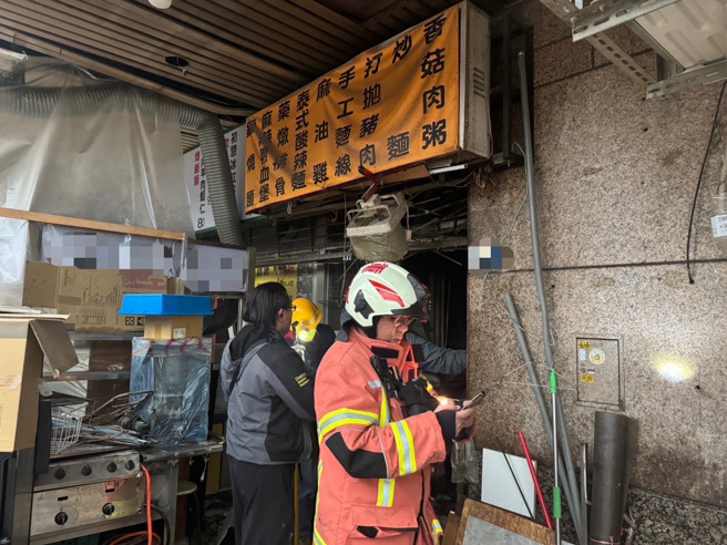 三重汤城园区内一楼的小吃店发生火警，初步研判是仓库内疑似电线走火导致。（翻摄画面）