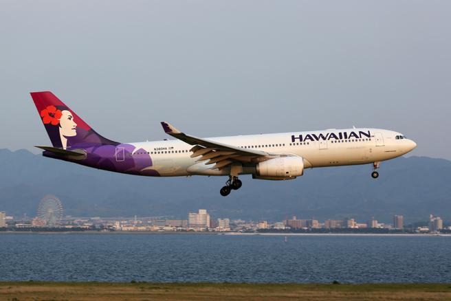 美国夏威夷航空（Hawaiian Airlines）载有283人的空巴客机，2024年12月30日从西雅图起飞后不久，机师便通报驾驶舱冒烟，客机紧急返航。（资料照：shutterstock／达志）