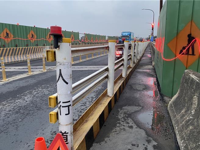 桃園市大園區竹圍大橋為台15線蘆竹地區通往國道2號及大園地區的重要橋梁，因受到航空城計畫辦理改建工程，造成原本橋面道路縮減，僅剩雙向各單車道及人行道，機車與重車經常搶道，險象環生。地方辦會勘盼增臨時人行道改善問題。（徐其萬提供／廖姮玥桃園傳真）