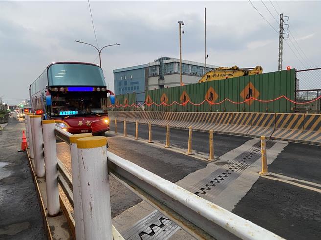 桃園市大園區竹圍大橋為台15線蘆竹地區通往國道2號及大園地區的重要橋梁，因受到航空城計畫辦理改建工程，造成原本橋面道路縮減，僅剩雙向各單車道及人行道，機車與重車經常搶道，險象環生。地方辦會勘盼增臨時人行道改善問題。（徐其萬提供／廖姮玥桃園傳真）