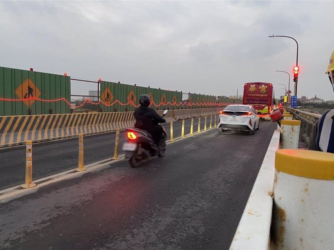 桃園市大園區竹圍大橋為台15線蘆竹地區通往國道2號及大園地區的重要橋梁，因受到航空城計畫辦理改建工程，造成原本橋面道路縮減，僅剩雙向各單車道及人行道，機車與重車經常搶道，險象環生。地方辦會勘盼增臨時人行道改善問題。（徐其萬提供／廖姮玥桃園傳真）