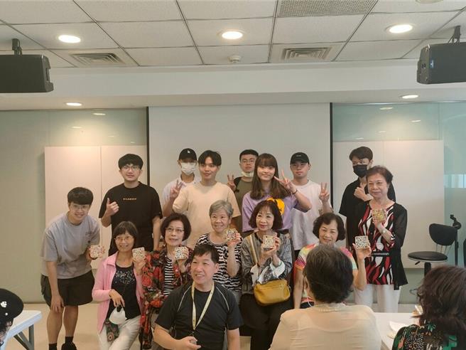 台湾科技大学苏金辉教授带领的「青银共感互动」课程，成功结合音乐、色彩与数位叙事，搭建起世代交流的桥梁。（台科大提供）