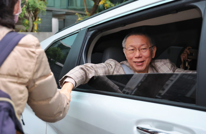 民眾党1日扩大中央委员会议结束后，请辞党主席的柯文哲坐车离开党中央，并向支持者挥手及握手致意。（资料照/姚志平摄）