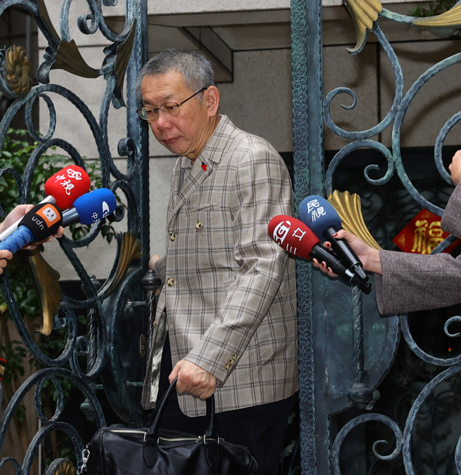 民眾党主席柯文哲（见图）以7000万交保后，北检第二度提起抗告。柯文哲1日八点多低调步出家门，搭车离开。（刘宗龙摄）