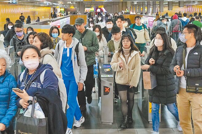 疾管署發言人曾淑慧指出，預估流感疫情將在農曆春節前後達到高峰，就診人次恐上看15萬。示意圖為2024年12月31日台北跨年人潮，非新聞當事人。（羅永銘攝）