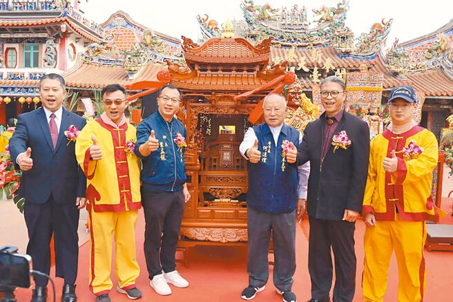 2024年最后1天，新港奉天宫举办神轿启用仪式，并以街面遶境为妈祖新神轿「试车」。（吕妍庭摄）