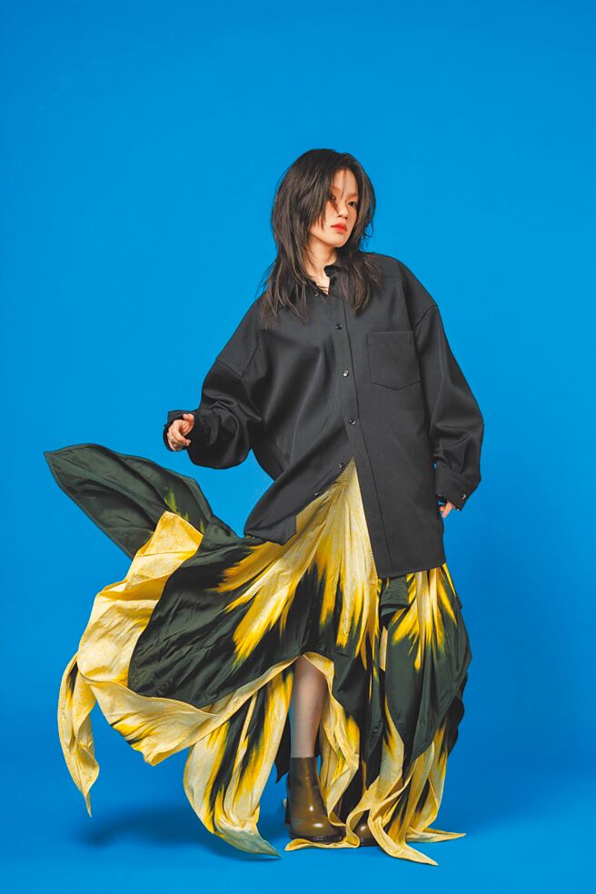 Andr分享自己的创作过程，与多数音乐人最不同的地方是会先从编曲开始。（石智中摄、服装／Bottega Veneta）