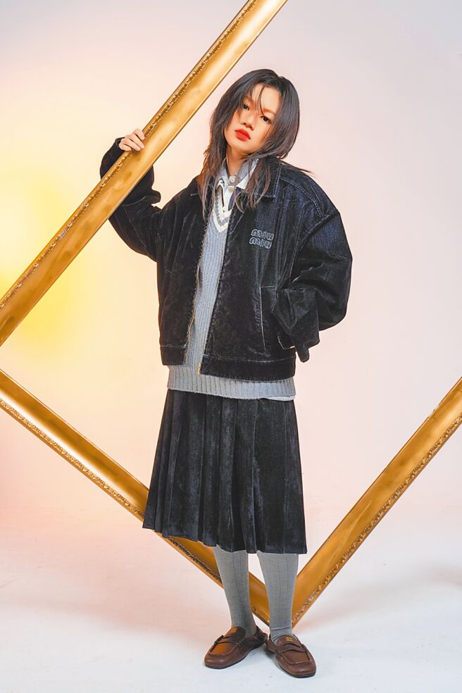 Andr表示自己很注重听感，就连自己平时听歌也会先听其他歌手是怎么编曲的。（石智中摄、服装／Bottega Veneta）