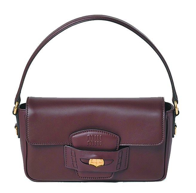 Miu Miu Penny皮革肩背包，10万5000元。（miu miu提供）