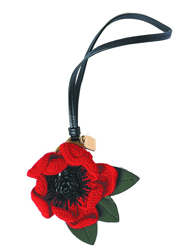 Miu Miu花卉皮革锁匙扣吊饰，1万8000元。（miu miu提供）