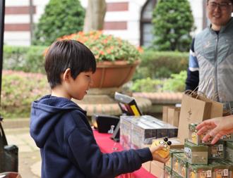 【114年元旦升旗典禮】「青文創」攤位人潮湧現 「儀隊三柴」成焦點