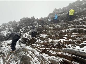 惊险画面曝！18山友玉山顶下山经碎石坡   惨遇大雨夹冰霰袭击