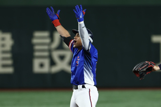 中職》12強冠軍國手宣布結婚 甜蜜照曝光「我有老婆囉」