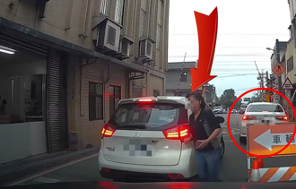 搶宜蘭知名包子奇景！駕駛停平交道前當路霸 整路全堵畫面曝