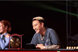 並肩曾志偉像黑社會談判 王陽明突送飛吻迷倒夜市老闆