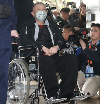 沈慶京2點15分抵達北院   坐輪椅戴口罩不發一語