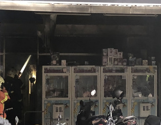 新莊娃娃機店「疑電線走火」竄煙！整間店燒到焦黑慘況曝光