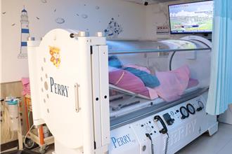 农妇置换人工关节併发慢性骨髓炎 痛10年靠高压氧摆脱恶梦