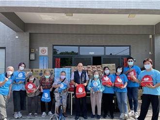 歲末關懷獨居老人 全成基金會贈地震包