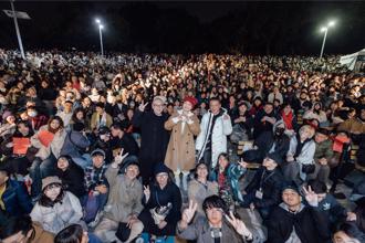 為何千人湧大安森林公園「邊哭邊跨年」？CNN：不ok也ok