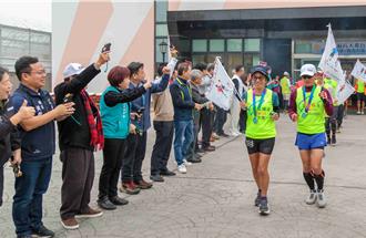 盲人環台路跑抵嘉義若竹兒 身障院生熱情迎接