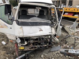 彰化小貨車閃大貨車自撞號誌桿 駕駛頭部重創送醫搶救