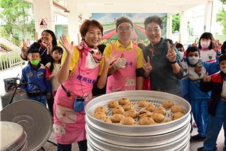 開小貨車做公益 「環島饅頭」夫妻一走10年1415站感動人心