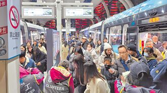 煙火吸人潮 淡海輕軌疏運創新高