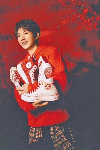 新春靈蛇護足 運動鞋拚招財